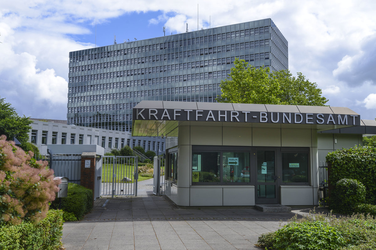 Das Kraftfahrt-Bundesamt in Flensburg-Mrwik mit dem Akronym KBA auf der Ostseite des Hauptgebudes. Aufnahme: 15. Juli 2020.