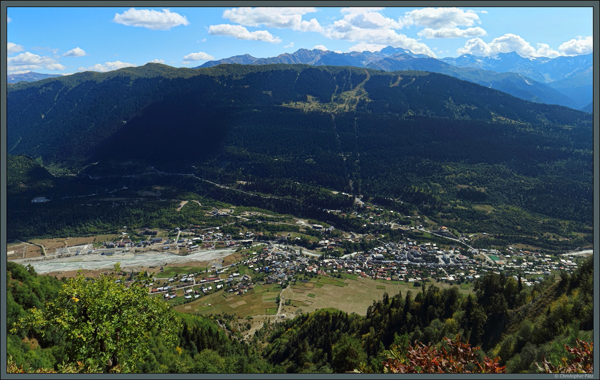 Das Kreuz von Mestia bietet aus ca. 2200 m Hhe einen schnen Ausblick auf die gleichnamige Stadt im Kaukasus. Im Hintergrund das bis zu 4000 m hohe Swanetische Gebirge. (14.09.2019)
