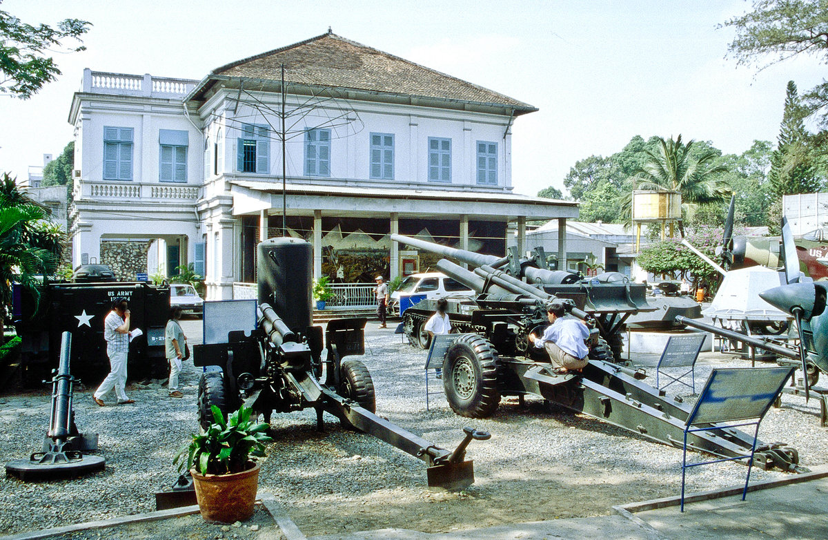 Das Kriegsopfermuseum in Hồ-Ch-Minh-Stadt (Saigon). Bild vom Dia. Aufnahme: Januar 2001.