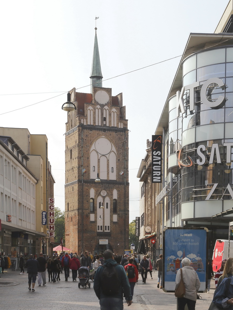 Das Krpeliner Tor, gesehen von der Fugngerzone in Rostock am 27. August 2018 