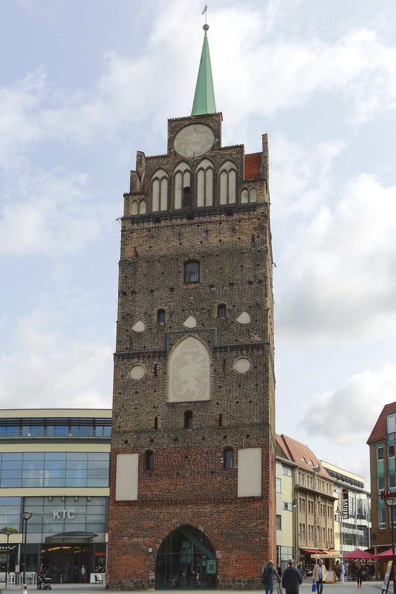 Das Krpeliner Tor, gesehen in Richtung  Fugngerzone in Rostock am 27. August 2018.