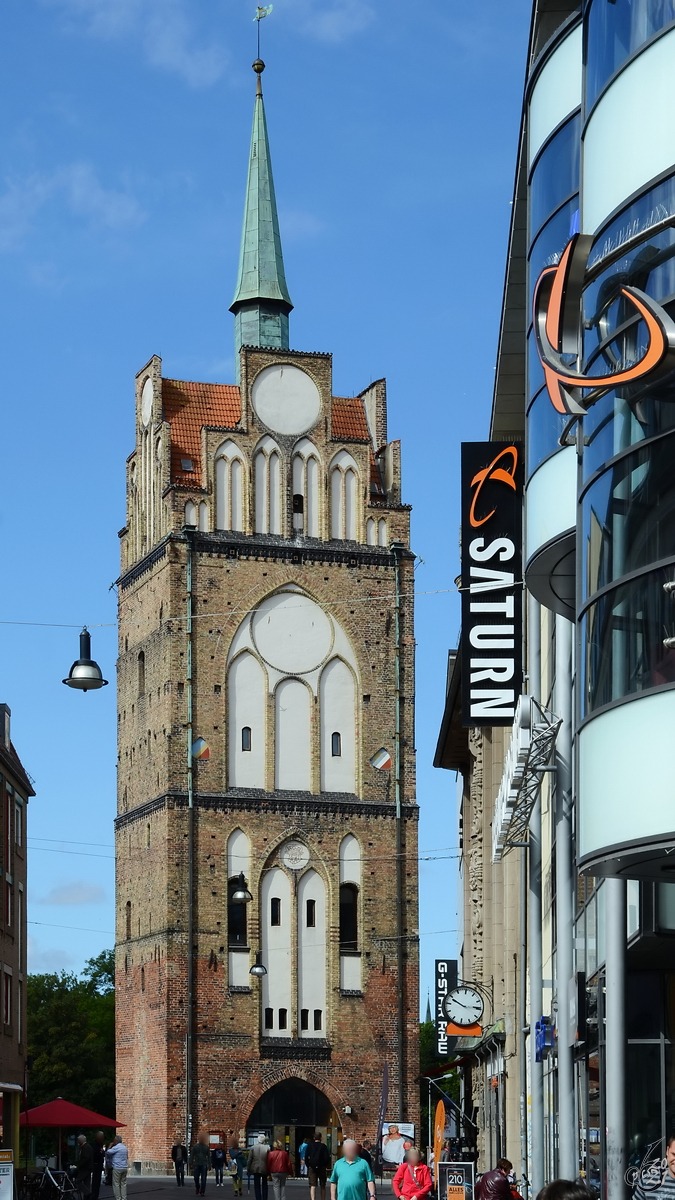 Das Krpeliner Tor ist um 1270 im gotischen Stil erbaut worden. (Rostock, August 2013)