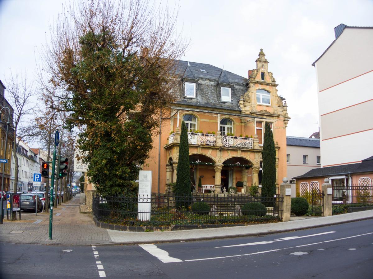 Das Kunsthaus Ndling n der Ecke der Nikolausstr. und Heinrichstr. Die Aufnahme stammt vom 24.11.2012.