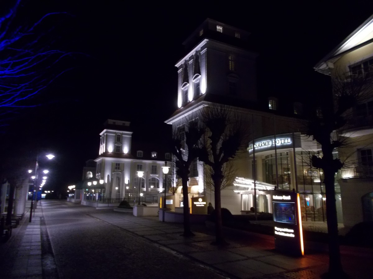 Das Kurhaus in Binz am Abend vom 11.Januar 2015.