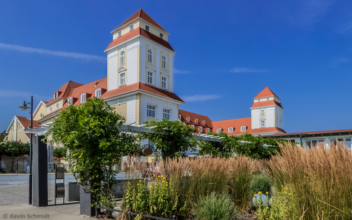 Das Kurhaus Binz in seiner heutigen Form wurde 1908 erffnet. Der Vorgngerbau von 1890 brannte 1906 vollstndig aus. 1997 - 2001 wurde der Neubau nach den ursprnglichen Plnen des Baumeisters Otto Spalding originalgetreu rekonstruiert. Die beiden markanten Trme flankieren den Kaiserhof, der heute fr zahlreiche Veranstaltungen genutzt wird. (26.07.2014)