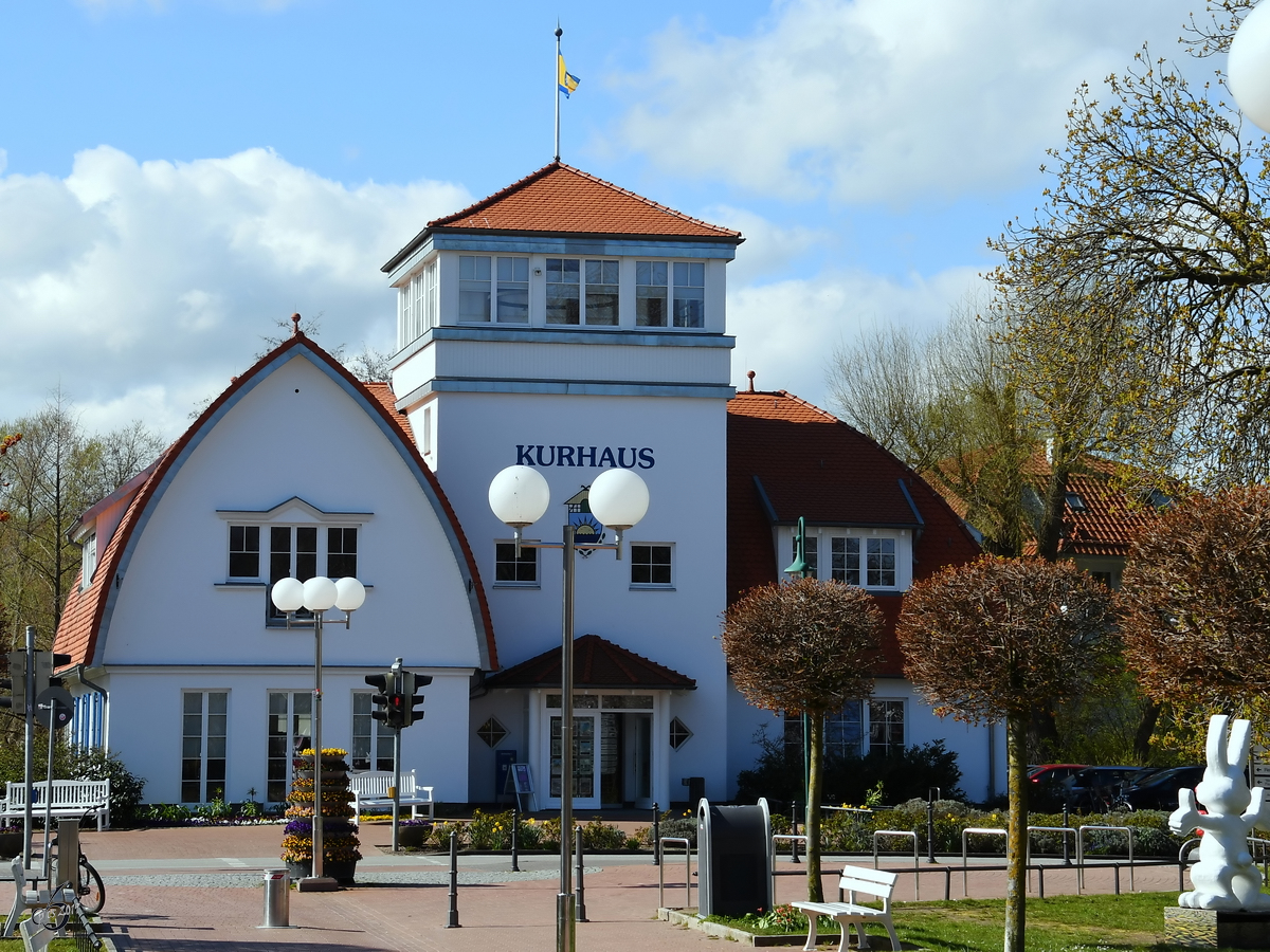 Das Kurhaus des Ostseebades Boltenhagen, gesehen Anfang April 2019.