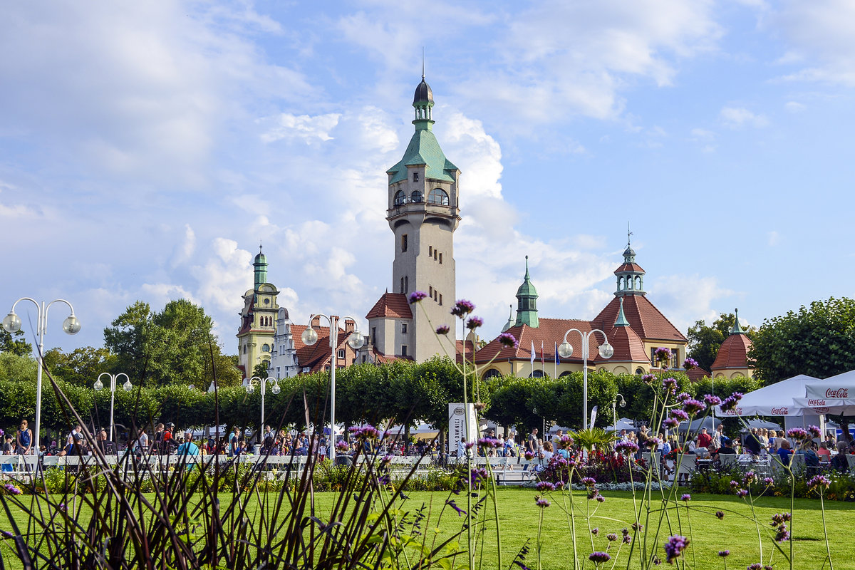 Das Kurhaus von Zoppot (Sopot). Der Bade- und Kurort liegt in der historischen Landschaft Westpreuen, an der Westkste der Danziger Bucht, etwa neun Kilometer nordwestlich von Danzig. Aufnahme: 16. August 2019.