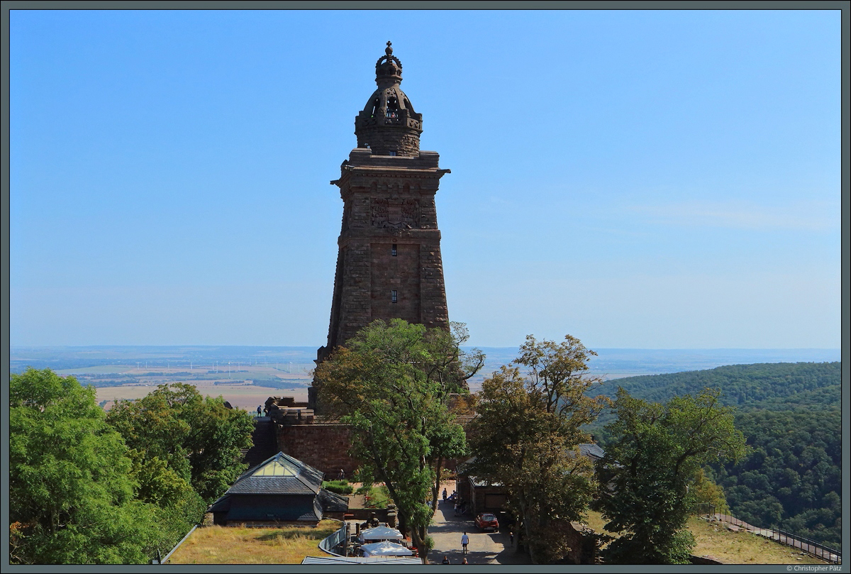 Das Kyffhuserdenkmal wurde 1892 bis 1896 zu Ehren Kaiser Wilhelms I. auf dem Areal der Reichsburg Kyffhausen als Nationaldenkmal errichtet. Als Aussichtspunkt bietet es einen weiten Blick ber Kyffhusergebirge, Goldene Aue und Sdharz. (28.08.2022)