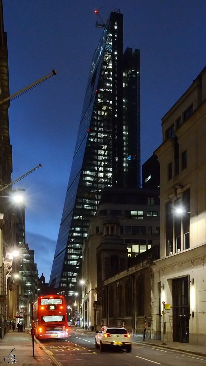 Das Leadenhall Building ist ein 225 Meter Hochhaus in London und wird aufgrund seiner Form auch aus Ksereibe bezeichnet. (September 2013)
