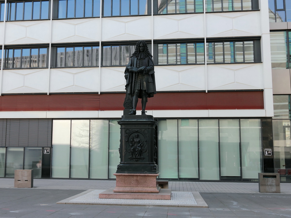 Das Leibnizdenkmal steht im Leibnizforum auf dem neuen Campus der Universitt Leipzig zur Erinnerung  an den Mathematiker, Philosophen, Physiker, und auch Politiker Gottfried Wilhelm Leibniz, der 1646 in Leipzig geboren wurde. Gesehen am 07. Mai 2016.