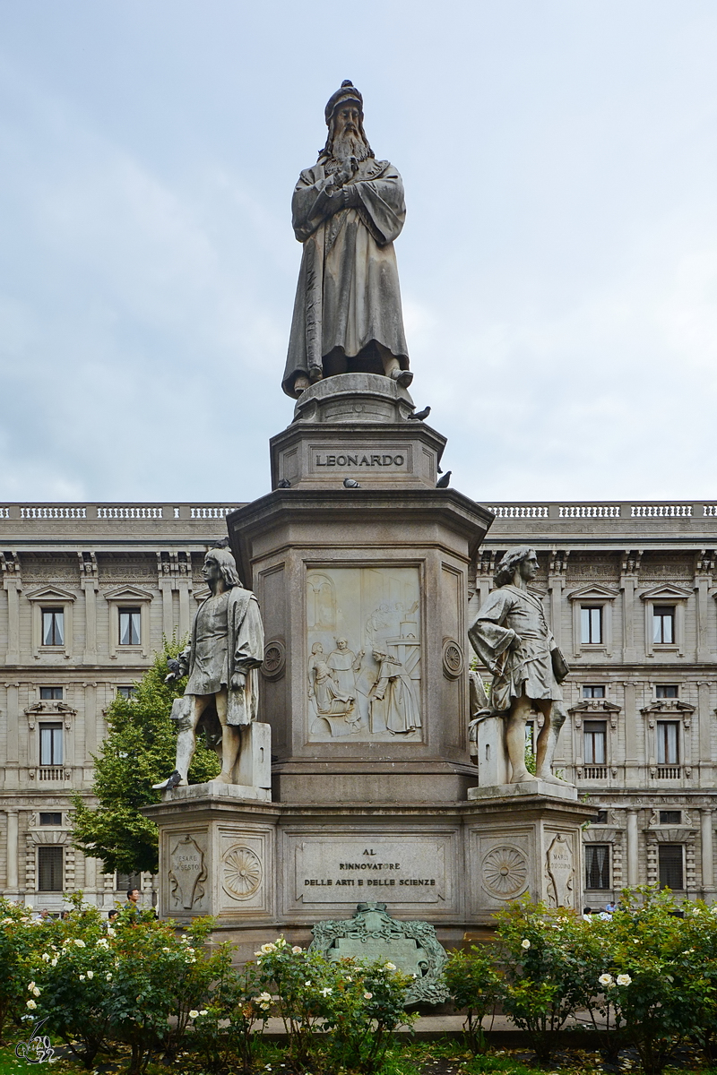 Das Leonardo-da-Vinci-Denkmal in Mailand wurde 1872 eingeweiht. (Juni 2014)