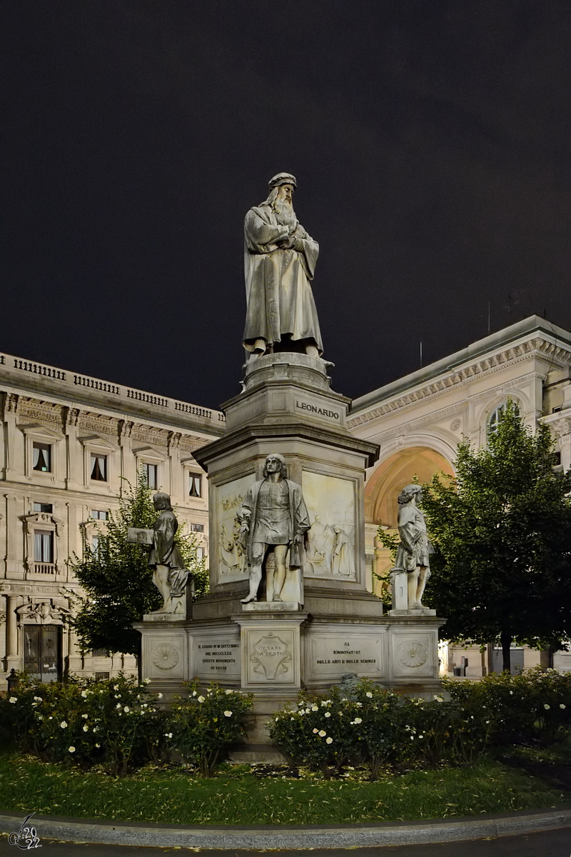 Das Leonardo-da-Vinci-Denkmal in Mailand wurde 1872 eingeweiht. (Juni 2014)