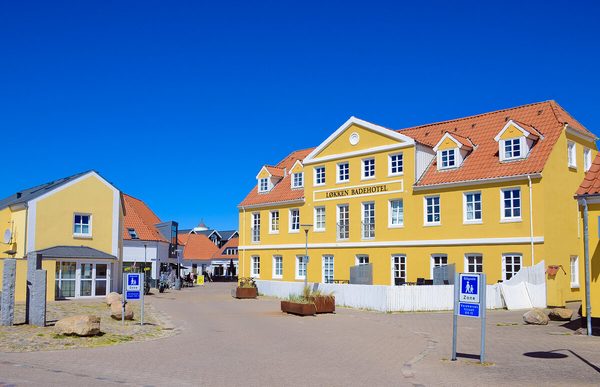 Das L�kken Badehotel liegt im Herzen der K�stenstadt L�kken - nur wenige Schritte vom Marktplatz und dem breiten, wei�en Sandstrand. Aufnahme: 11. Juni 2026.