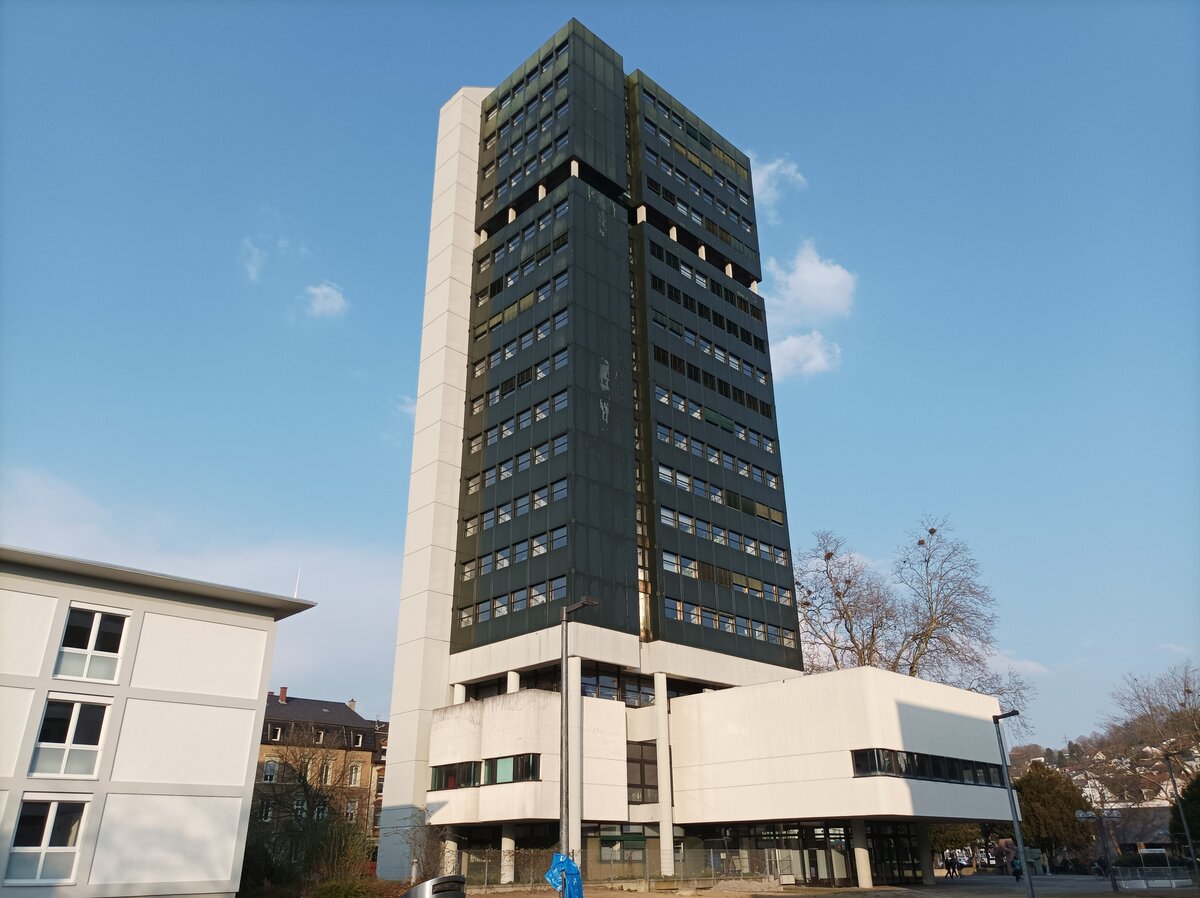 Das Lrracher Rathaus ,, Langer Egon   benannt nach dem ersten Brgermeister Egon Hofreiter am 25.03.2022 auf derm Rathausplatz 