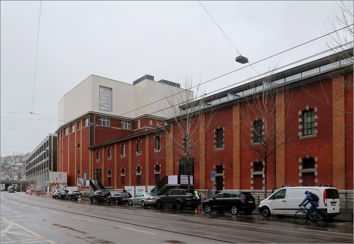 Das Lwenbru-Areal in Zrich. 

Blick auf den Altbau der Brauerei mit der Aufstockung in Sichtbeton auf der Westseite. Wie auch im Altbau befindet sich auch in dieser Ergnzung unter anderem Ausstellungsrume. Architekten: Gigon/Guyer mit Atelier WW.

14.03.2019 (M)