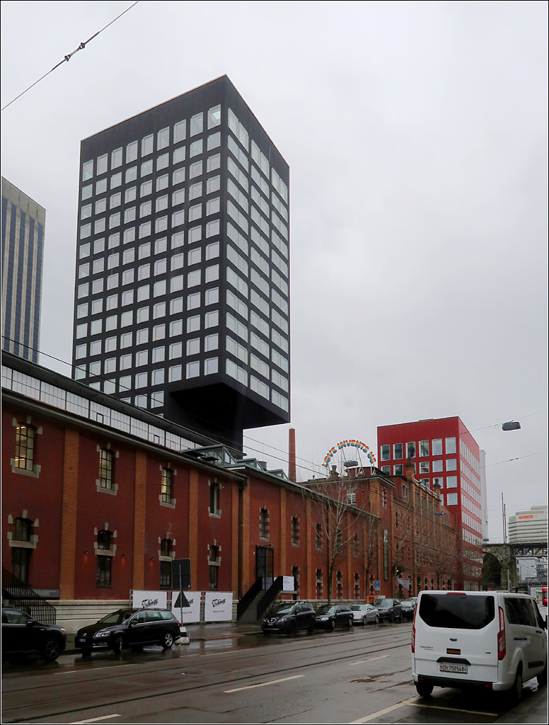 Das Lwenbru-Areal in Zrich - 

ber dem Altbau der Brauerei erhebt sich der 2014 fertiggestellte schwarze Wohnturm mit 70 m Hhe. Architekten Gigon/Guyer mit Atelier WW.

14.03.2019 (M)

