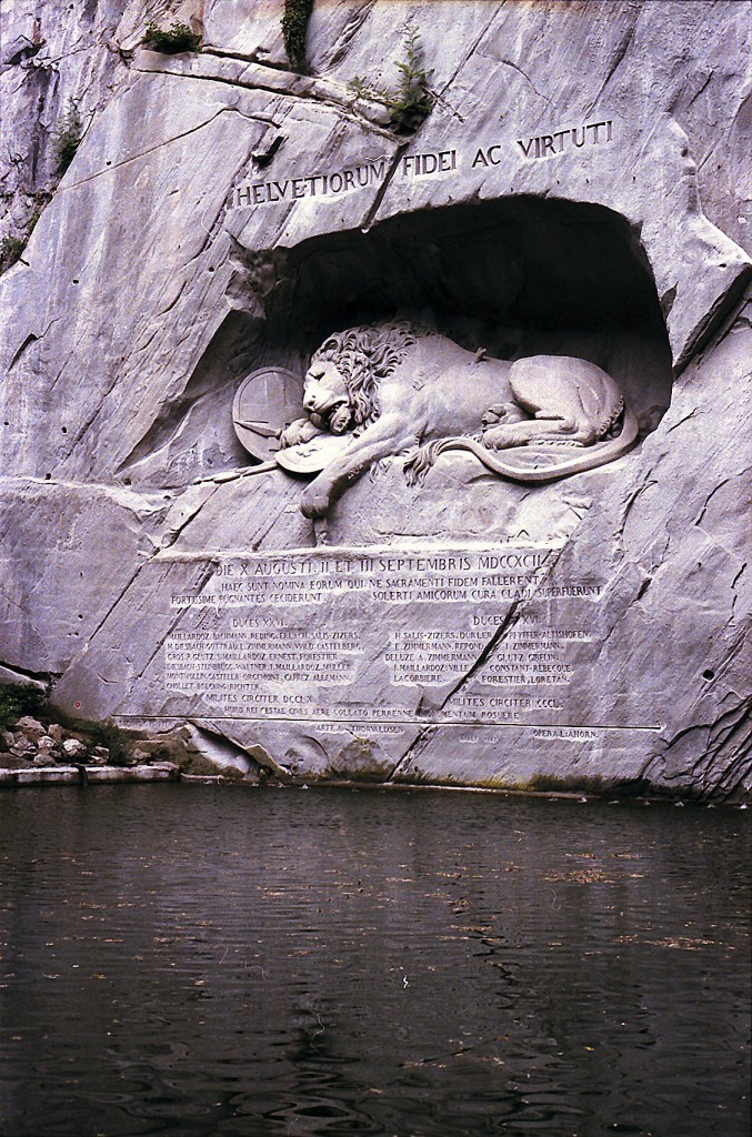 Das Lwendenkmal in Luzern. Das Schweizer Denkmal wurde vom dnischen Bildhauer Bertel Thorvaldsen entworfen und durch den deutschen Steinmetz Lukas Ahorn in den Fels gemeisselt. Aufnahme: Juli 1984 (digitalisiertes Negativfoto).