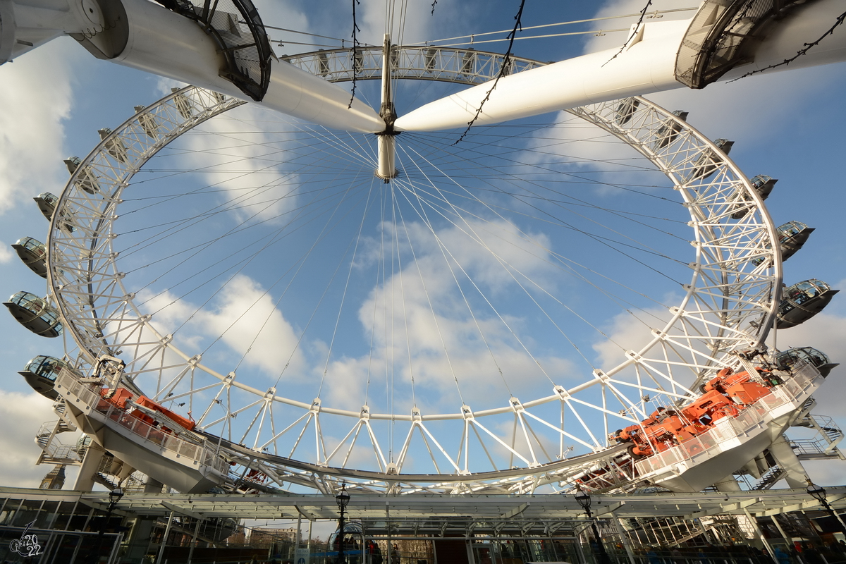 Das London Eye ist mit einer Hhe von 135 Metern das hchste Riesenrad Europas. (London, Februar 2015)
