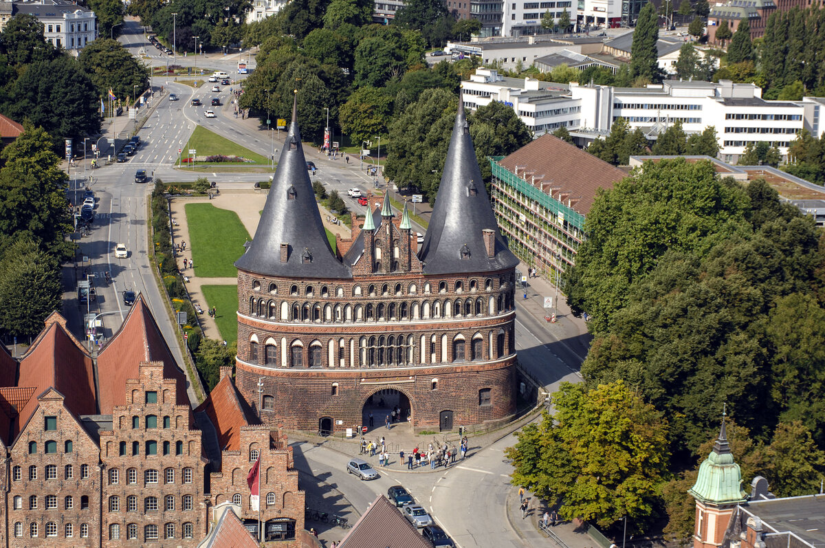 Das Lbecker Holstentor vom Turm der St.-Petri-Kirche aus gesehen. Aufnahme: 21. August 2021.