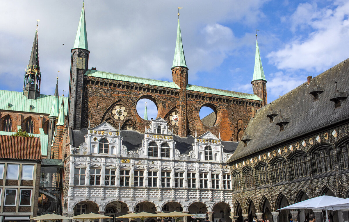 Das Lbecker Rathaus an der Nord- und Ostseite des Marktes. Aufnahme: 20. August 2021.