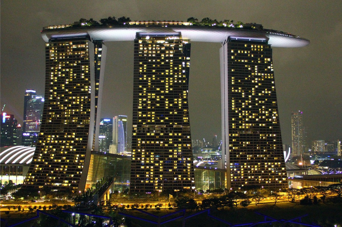 Das Marina Bay Hotel in Singapur bei Nacht. Aufgenommen am 5.April 2014 von den Gardens by the Bay.