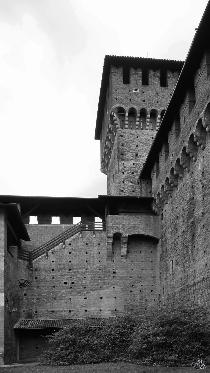 Das massive Gemuer des mittelalterlichen Castello Sforzesco. (Mailand, Juni 2014)