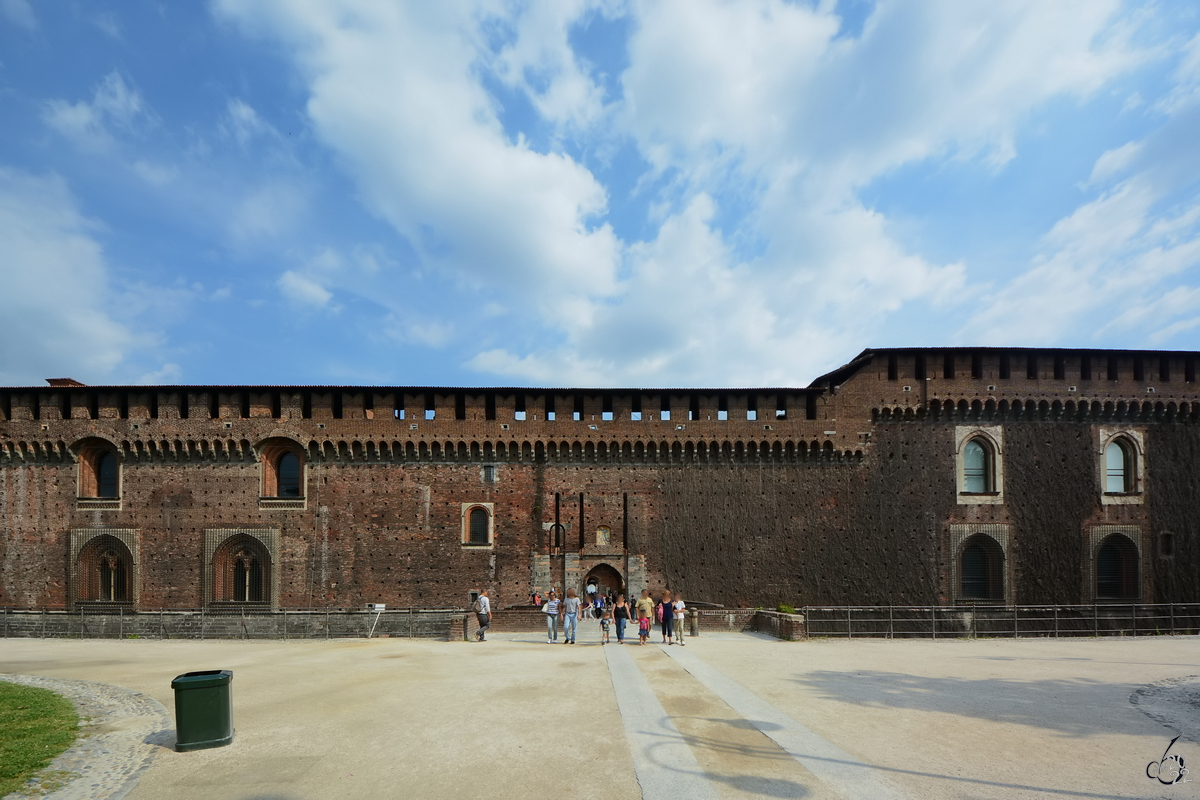 Das massive Gemuer des mittelalterlichen Castello Sforzesco. (Mailand, Juni 2014)