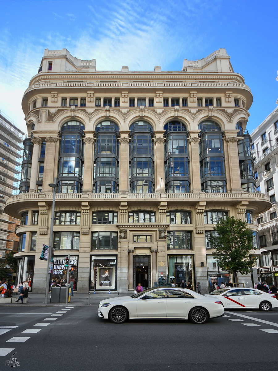 Das Matesanz-Haus (Casa Matesanz) an der Gran Va in Madrid wurde von 1921 bis 1923 im eklektisch Stil gebaut. (November 2022)