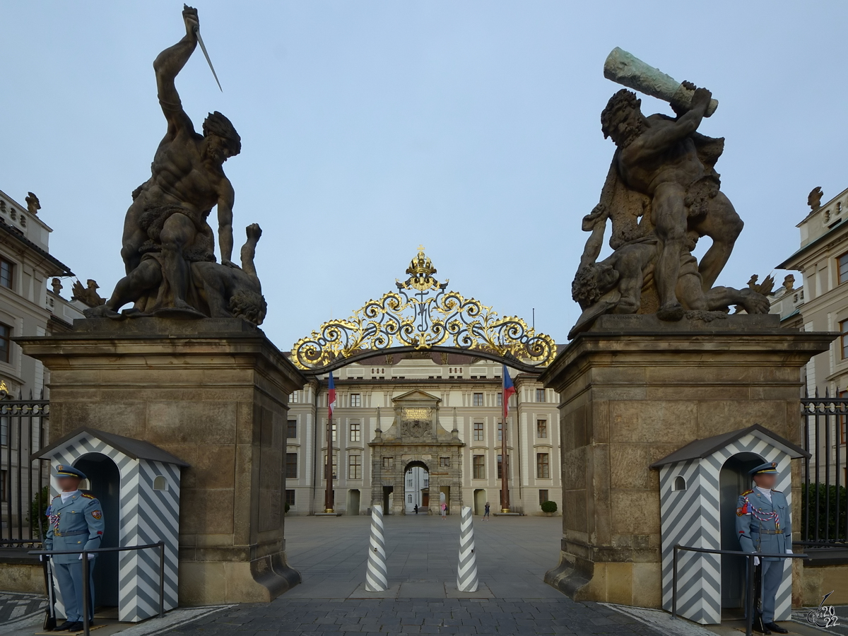 Das Matthiastor der Prager Burg wurde 1614 im barocken Stil erbaut. (September 2012)