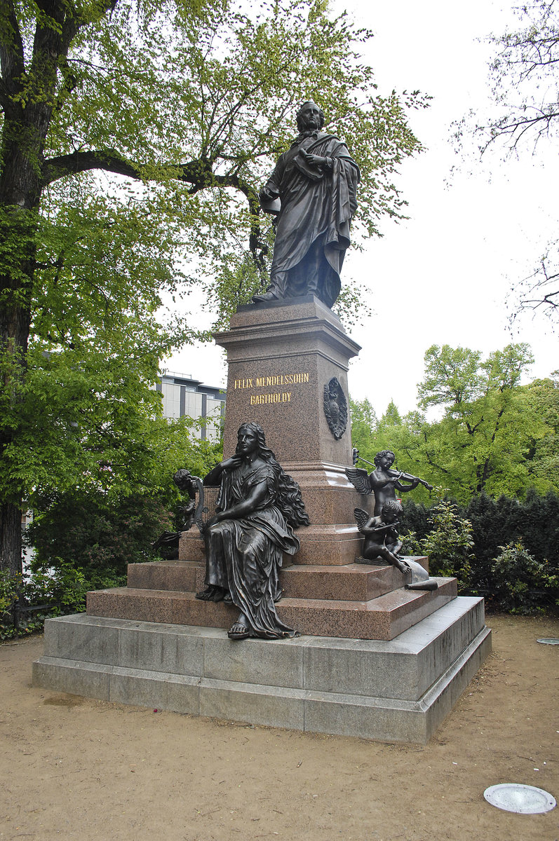 Das Mendelssohn-Denkmal vor dem Westportal – Mendelssohn-Portal – der Thomaskirche in Leipzig ehrt den Komponisten und ehemaligen Leipziger Gewandhauskapellmeister sowie Grnder des Conservatoriums der Musik Felix Mendelssohn Bartholdy (1809–1847). Aufnahme: 29. April 2017.