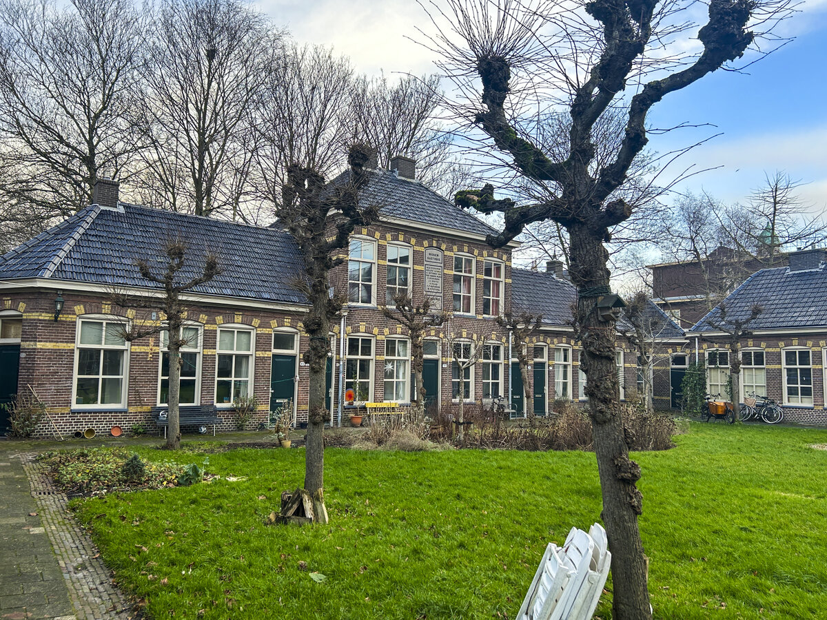 Das Middengasthuis ist ein Hof, der sich an der Nordseite der Grote Leliestraat in der Stadt Groningen befindet. Ein Hofje (niederlndisch, kleiner Hof) ist im niederlndischen Sprachraum eine aus einzelnen Wohnhusern und Gemeinschaftseinrichtungen bestehende Wohnanlage, die rund um einen zentralen Hof angelegt ist und von niederlndischen und flmischen Wohlhabenden als Altenwohnungen fr ihre Bediensteten gestiftet wurden. Etwa gleichzeitig entstanden im Mittelalter religis ausgerichtete Hfe, die Beginenhfe, die alleinstehenden Frauen das ihnen damals sozial auferlegte zurckgezogene, dem Glauben gewidmete Leben bot, ohne dass sie in ein Kloster eintreten und einer bestimmten Ordensgemeinschaft angehren mussten.
Aufnahme: 29. Dezember 2023.