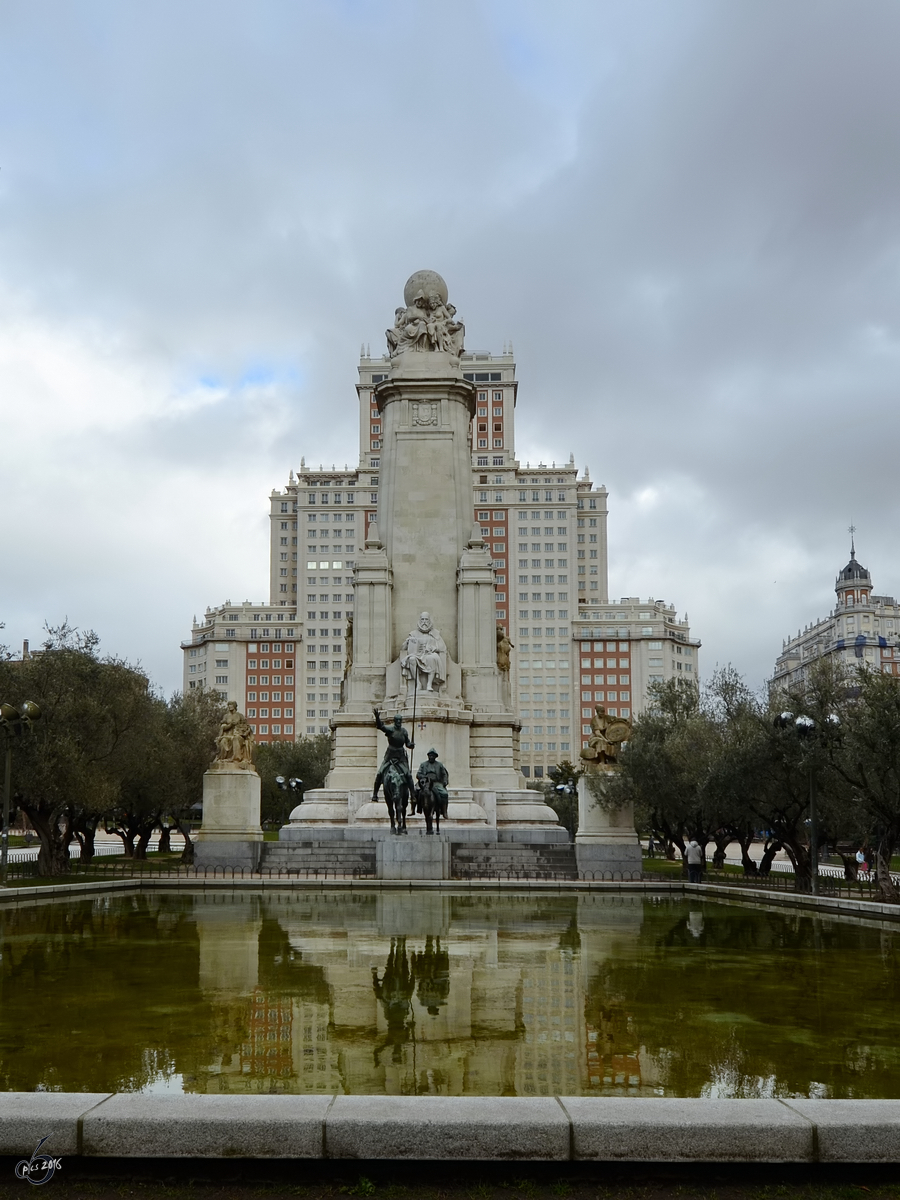 Das Miguel de Cervantes Saavedra gewidmete Denkmal auf dem Plaza de Espaa in Madrid. (Februar 2011)