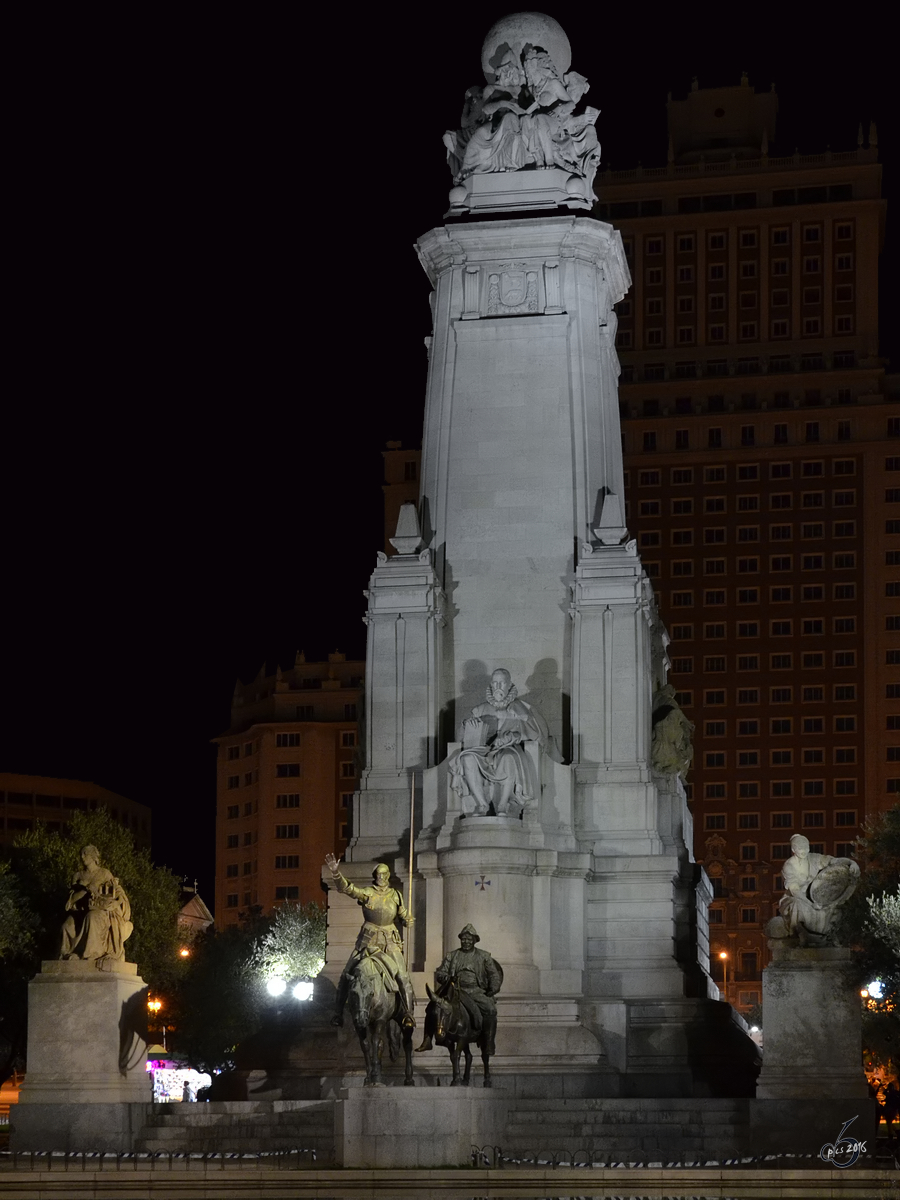 Das Miguel de Cervantes Saavedra gewidmete Denkmal auf dem Plaza de Espaa in Madrid. (September 2011) 