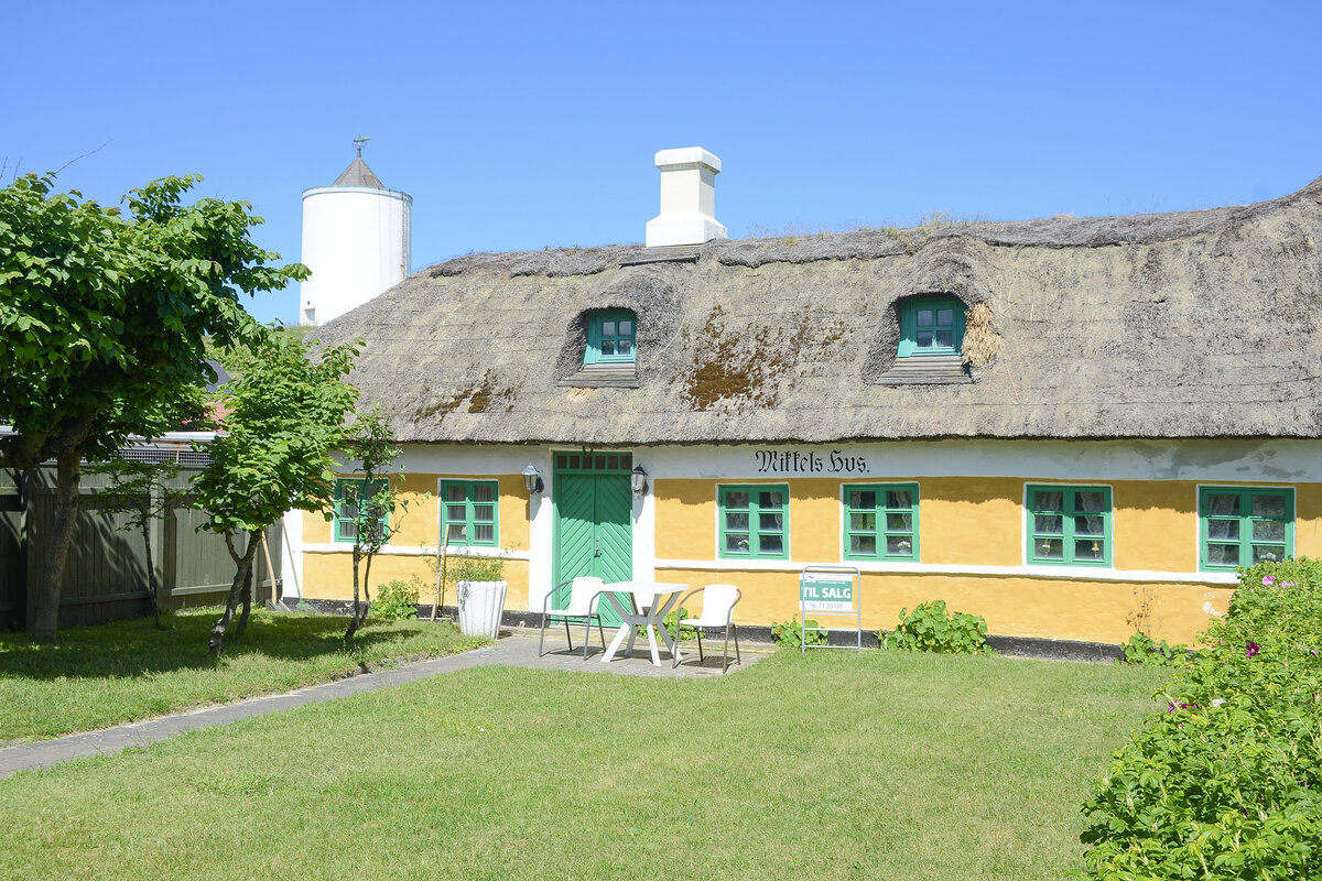 Das Mikkels Hus im Zentrum von L�kkenin Nordj�tland  wird auf das Jahr 1724 datiert. Urspr�nglich war es Teil des Wohnhauses eines Kaufmannshofes f�r K�stenschifffahrt, dessen Geschichte bis ins Jahr 1719 zur�ckverfolgt werden kann. Aufnahme: 11. Juni 2026.
