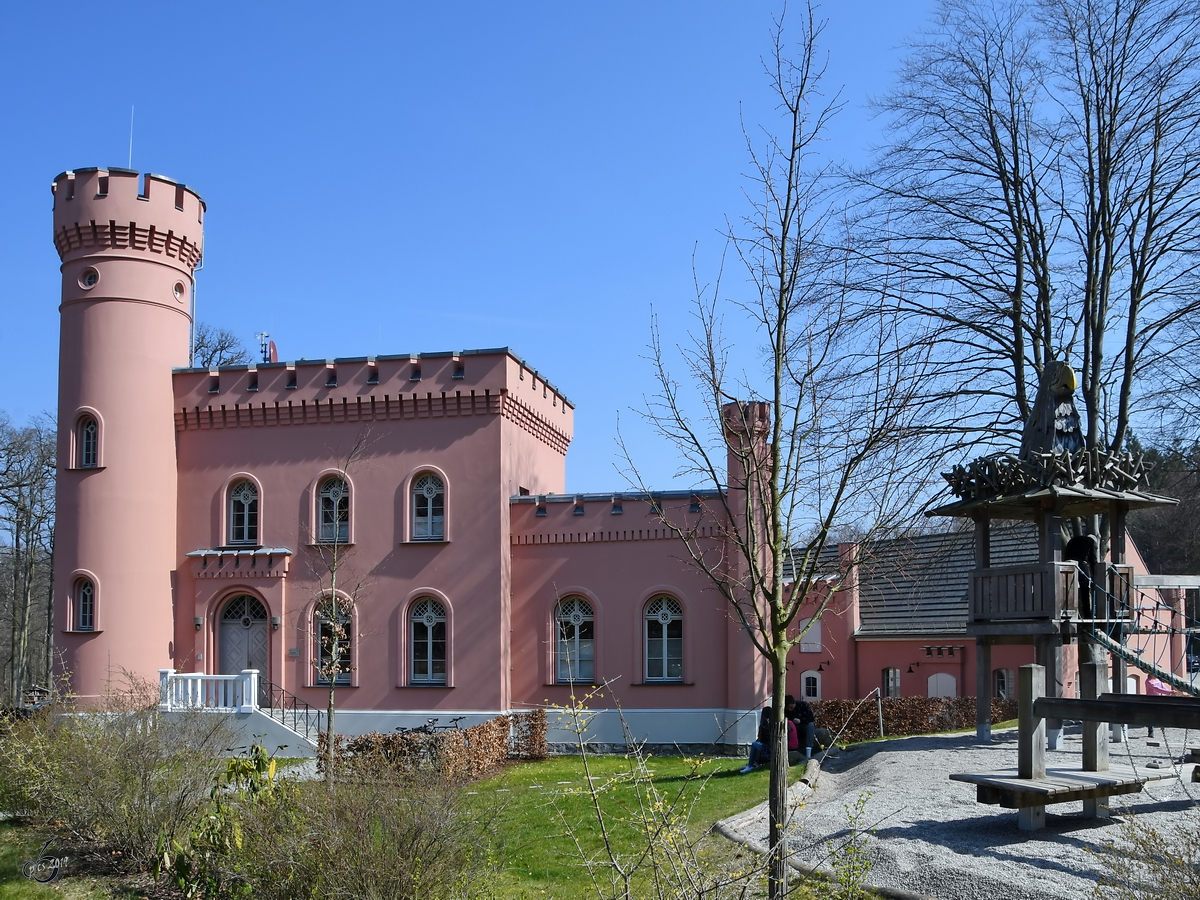 Das Mitte des 19. Jahrhunderts im Stil des Historismus errichtete Forsthaus Prora ist dem Jagdschloss Granitz nachempfunden. (April 2019)