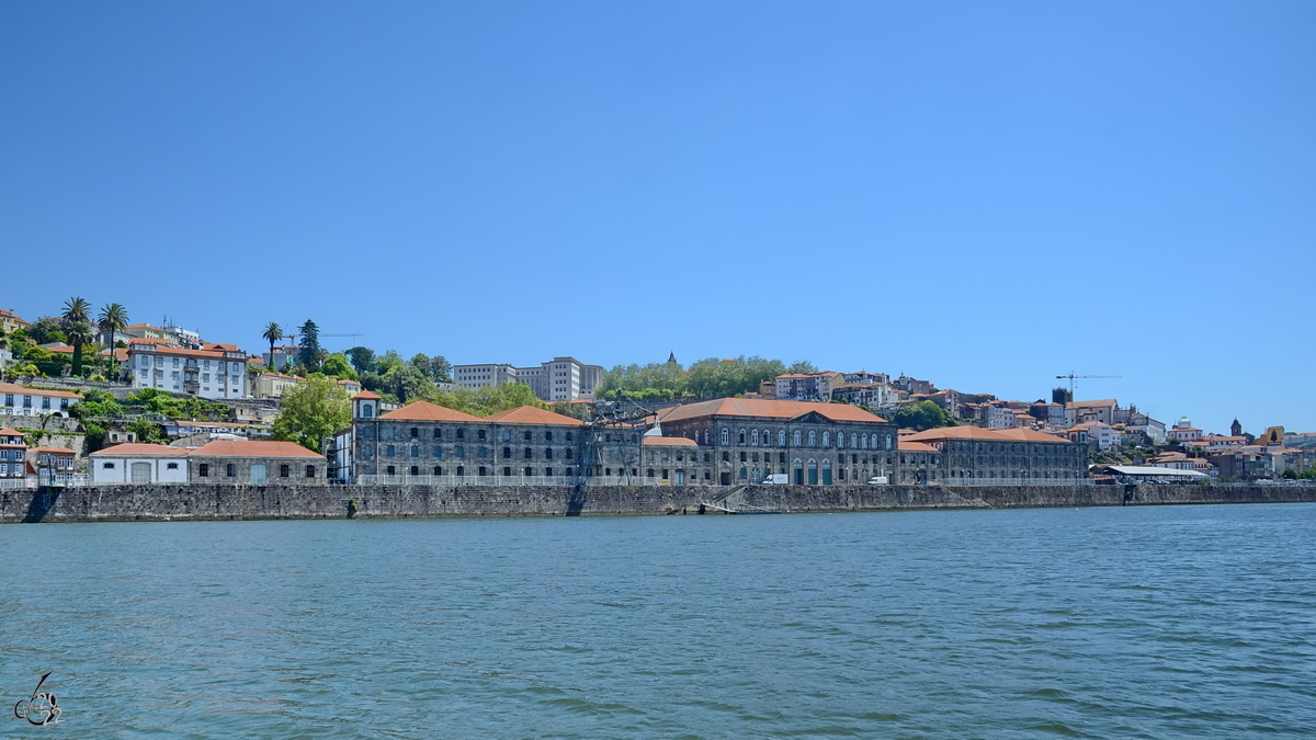 Das Mitte des 19. Jahrhunderts alte Zollhaus von Porto beherbergt heute ein Kongresszentrum und das Museum fr Verkehr und Kommunikation. (Mai 2013)