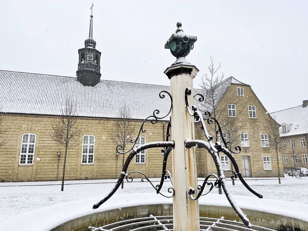 Das mittige Hauptschiff der Kirche der Brdergemeinde in Christiansfeld (Nordschleswig/Snderjylland) entspricht dem Kirchen-Original von 1777. Aufnahme: 3. Februar 2021.