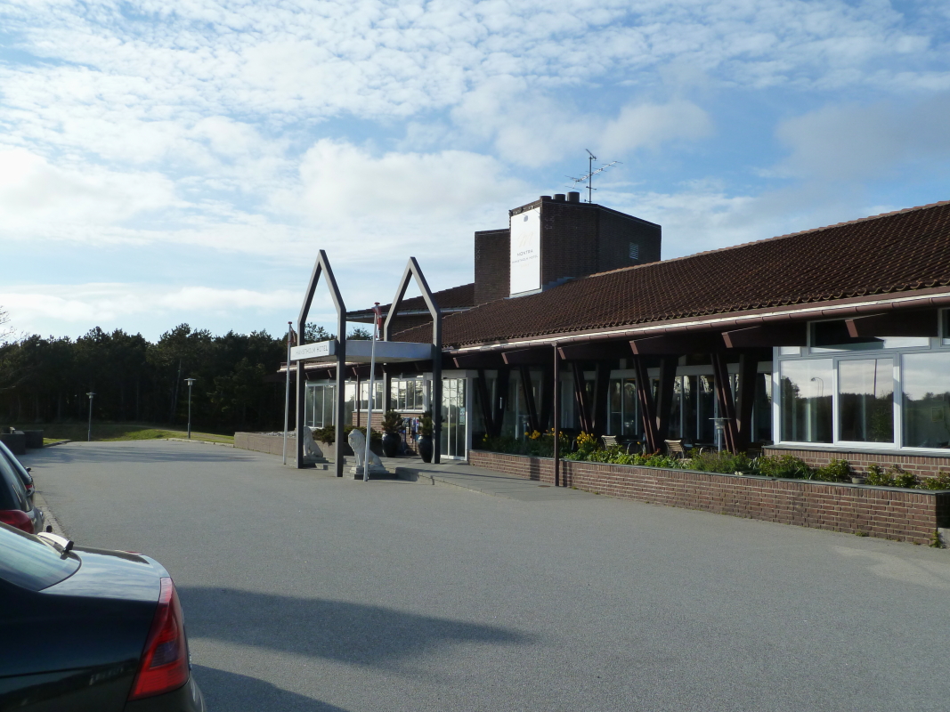 Das  Montra Hanstholm Hotel , aufgenommen am Abend des 16.04.2014 im gleichnamigen Ort. Dieses Hotel war 1971 auch Drehort fr einige Szenen der Krimikomdie  Die Olsenbande fhrt nach Jtland , welche damals in Hanstholm, Vigs und Umgebung unter der Regie von Erik Balling entstand. (Bildautor: Jrg-Uwe Bhle, Genehmigung zur Verffentlichung liegt vor!)