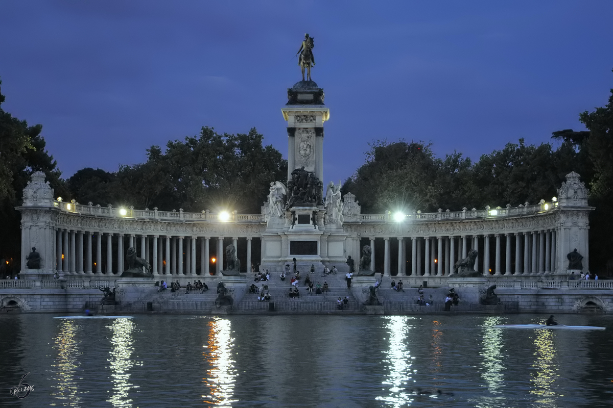 Das Monument fr Alfons XII. am Estanque del Retiro im Retiro-Park. (Madrid, September 2011)