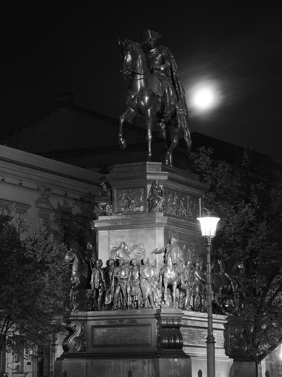 Das monumentale Reiterstandbild Friedrichs des Groen auf dem Mittelstreifen des Berliner Boulevards Unter den Linden. (November 2014)