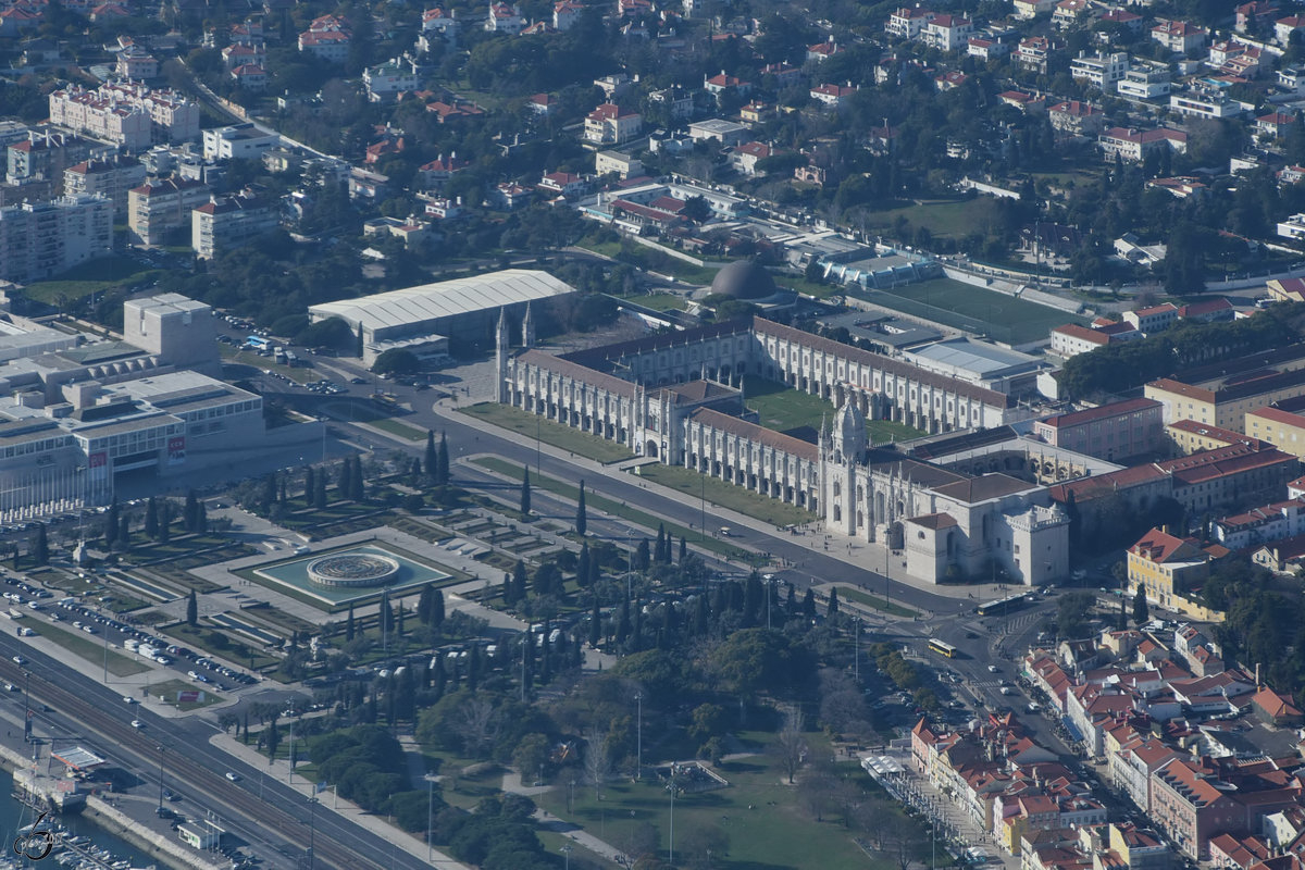 Das Mosteiro dos Jernimos, zu deutsch Hieronymitenkloster aus dem Flugzeugfenster abgelichtet. (Lissabon, Januar 2017)