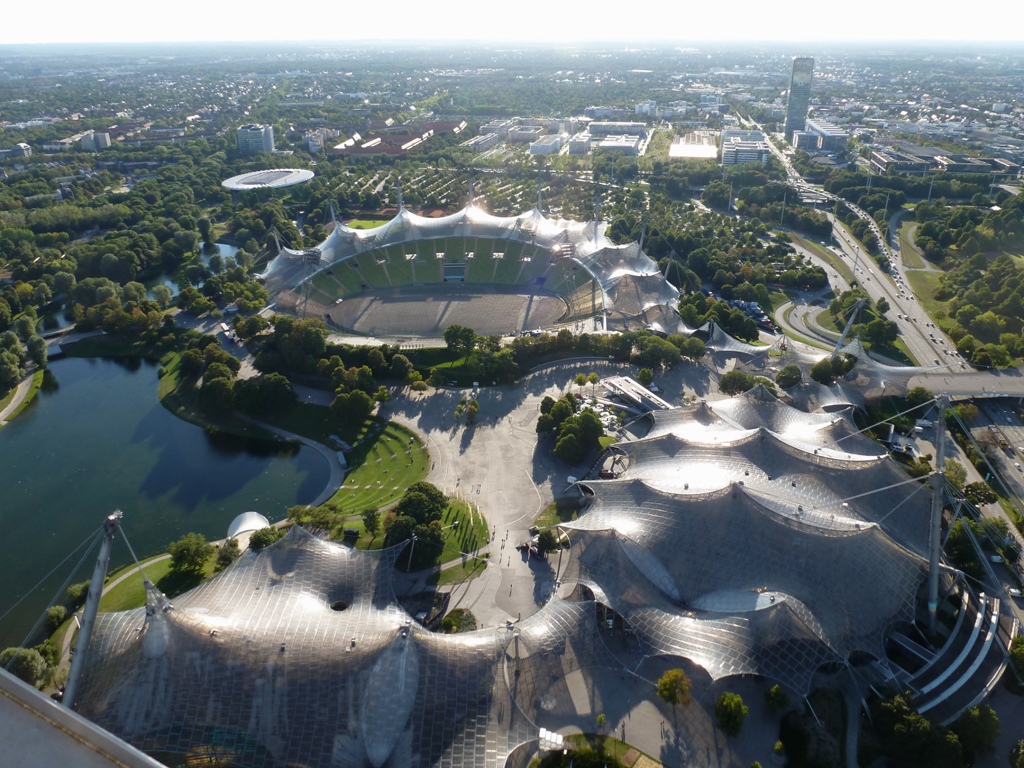 Das Mnchener Olympia Stadion Olympiapark von Olympia Turm Mnchen aus fotografiert am 26,08,2015
