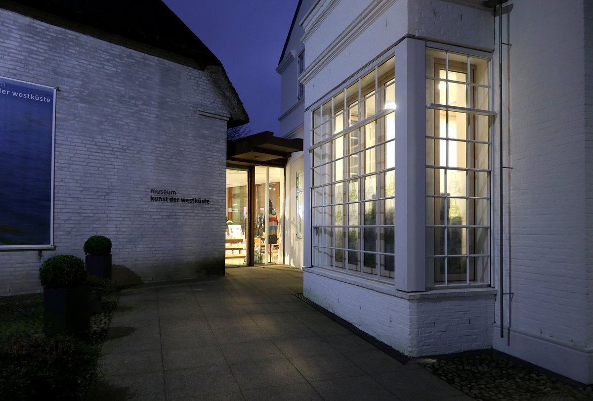 Das Museum Kunst der Westküste (MKdW) in Alkersum auf der Insel Föhr feierte im Jahr 2019 sein zehnjähriges Bestehen mit der Ausstellung  Meisterwerke . Der Eingangsbereich wurde aufgenommen am frühen Abend des 01.01.2020.