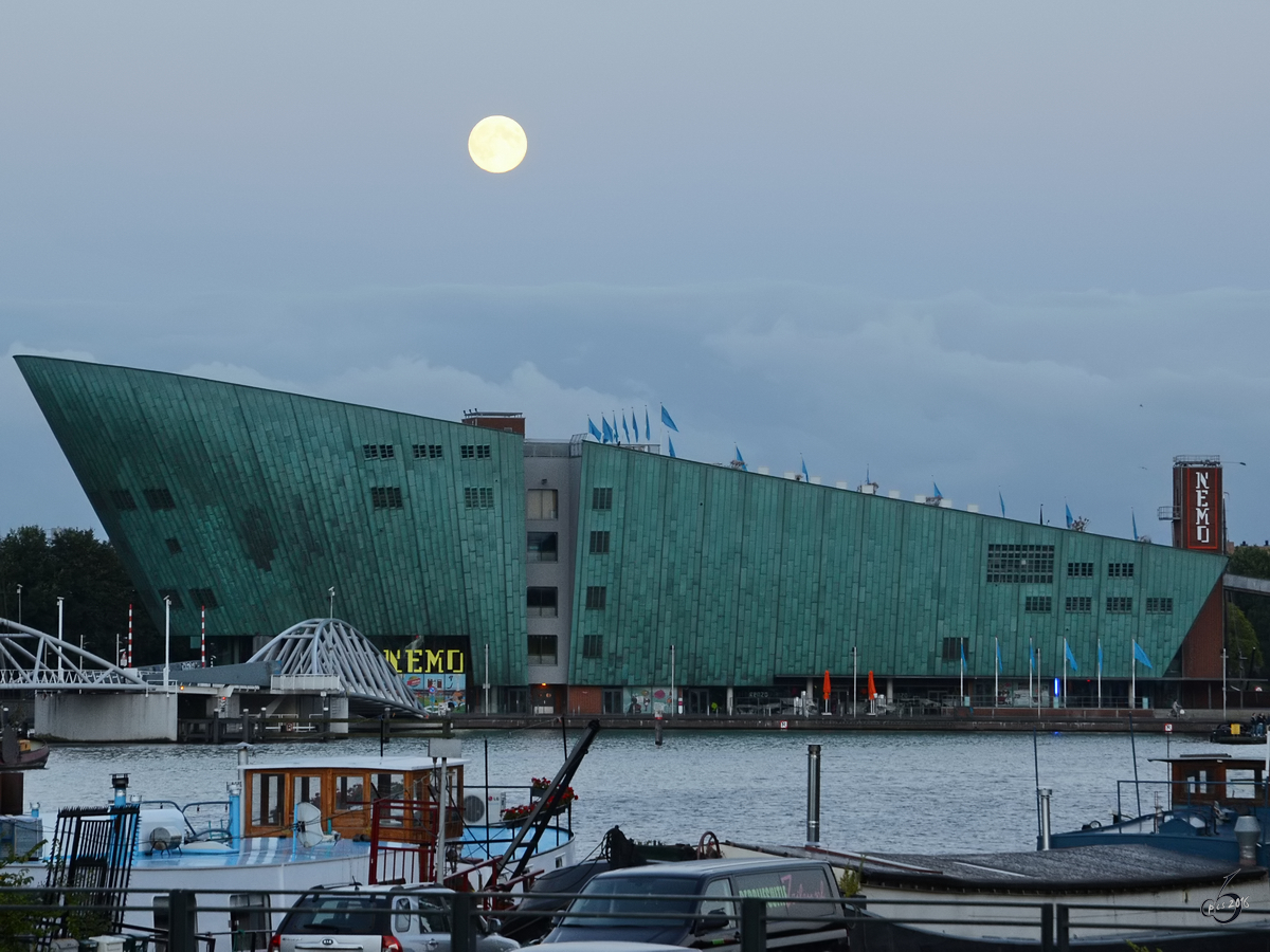 Das NEMO ist ein Science Center in Amsterdam in der Nhe des Hauptbahnhofes. (August 2012)