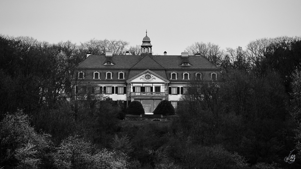 Das neobarocke Schloss Ernich wurde 1908 fertiggestellt. (Remagen, April 2021)