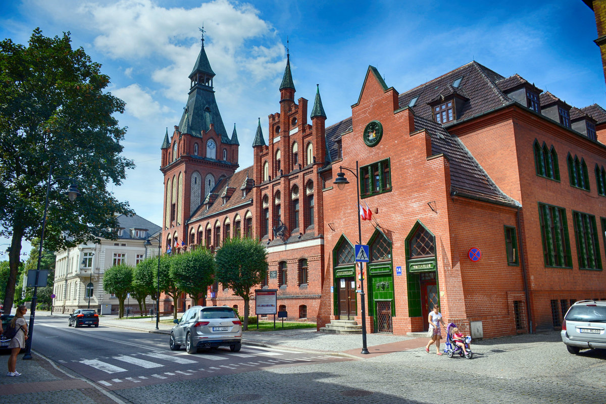 Das neogotische Rathaus in Lębork (Lauenburg in Pommern). Aufnahme: 19. August 2020. Aufnahme: 19. August 2020.