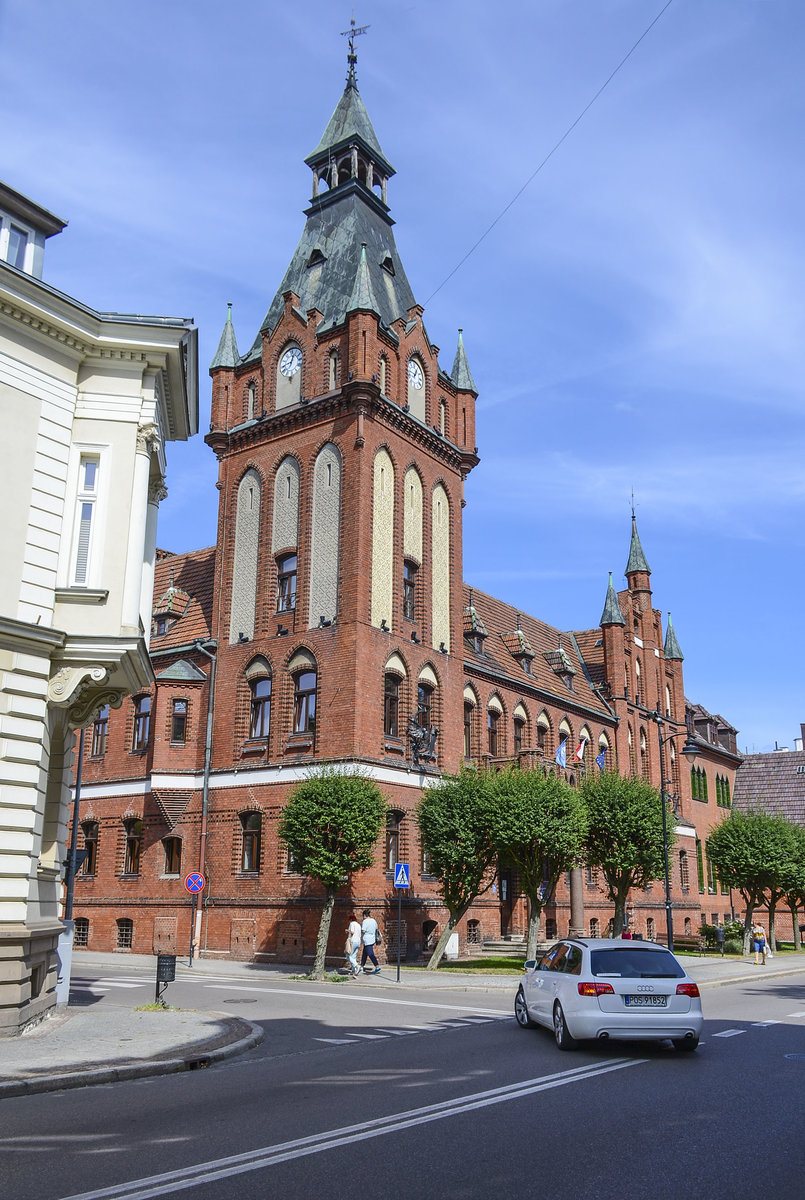 Das neogotische Rathaus (ratusz) von Lębork (Lauenburg in Pommern). Aufnahme: 19. August 2020. Aufnahme: 19. August 2020.