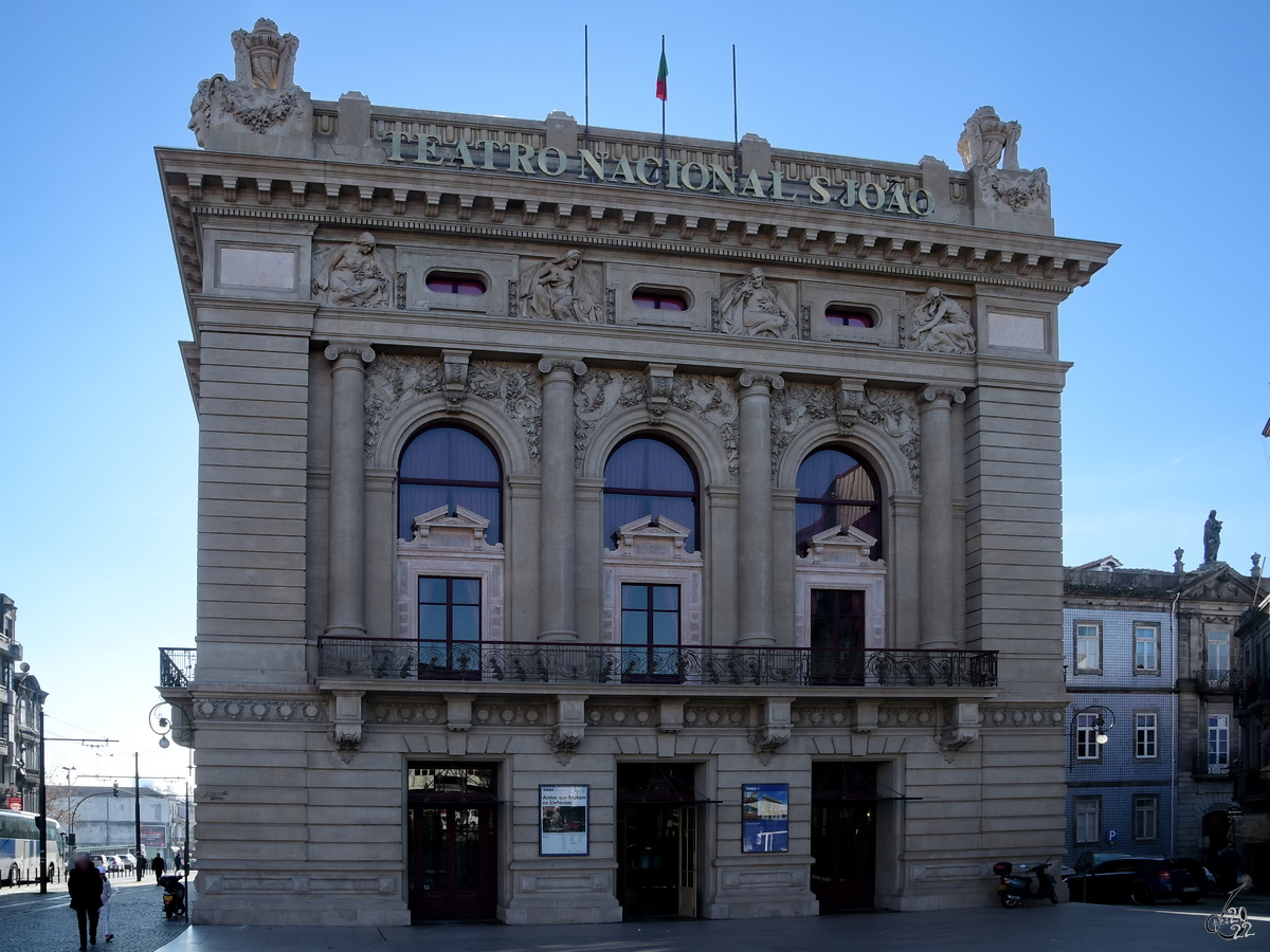 Das im neoklassizistischen Stiel erbaute St.-Johannes-Nationaltheater (Teatro Nacional So Joo) wurde 1920 erffnet. (Porto, Januar 2017)