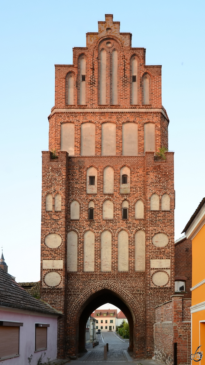 Das (Neu)Brandenburger Tor in Altentreptow wurde um 1450 erbaut. (August 2013)