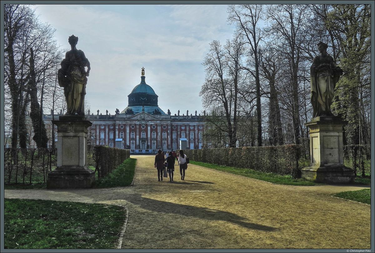 Das Neue Palais liegt an der Westseite des Parks Sanssouci und gilt als letzte letzte bedeutende Schlossanlage des preuischen Barocks (errichtet 1763 - 1769). Ab 1888 nutzte Kaiser Wilhelm II das Schloss als Sommerresidenz. (Potsdam, 05.04.2016)